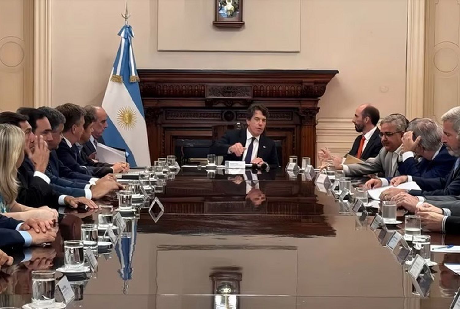 El Ejecutivo recibirá este lunes los gobernadores para negociar la Ley Ómnibus, el DNU y el pacto fiscal