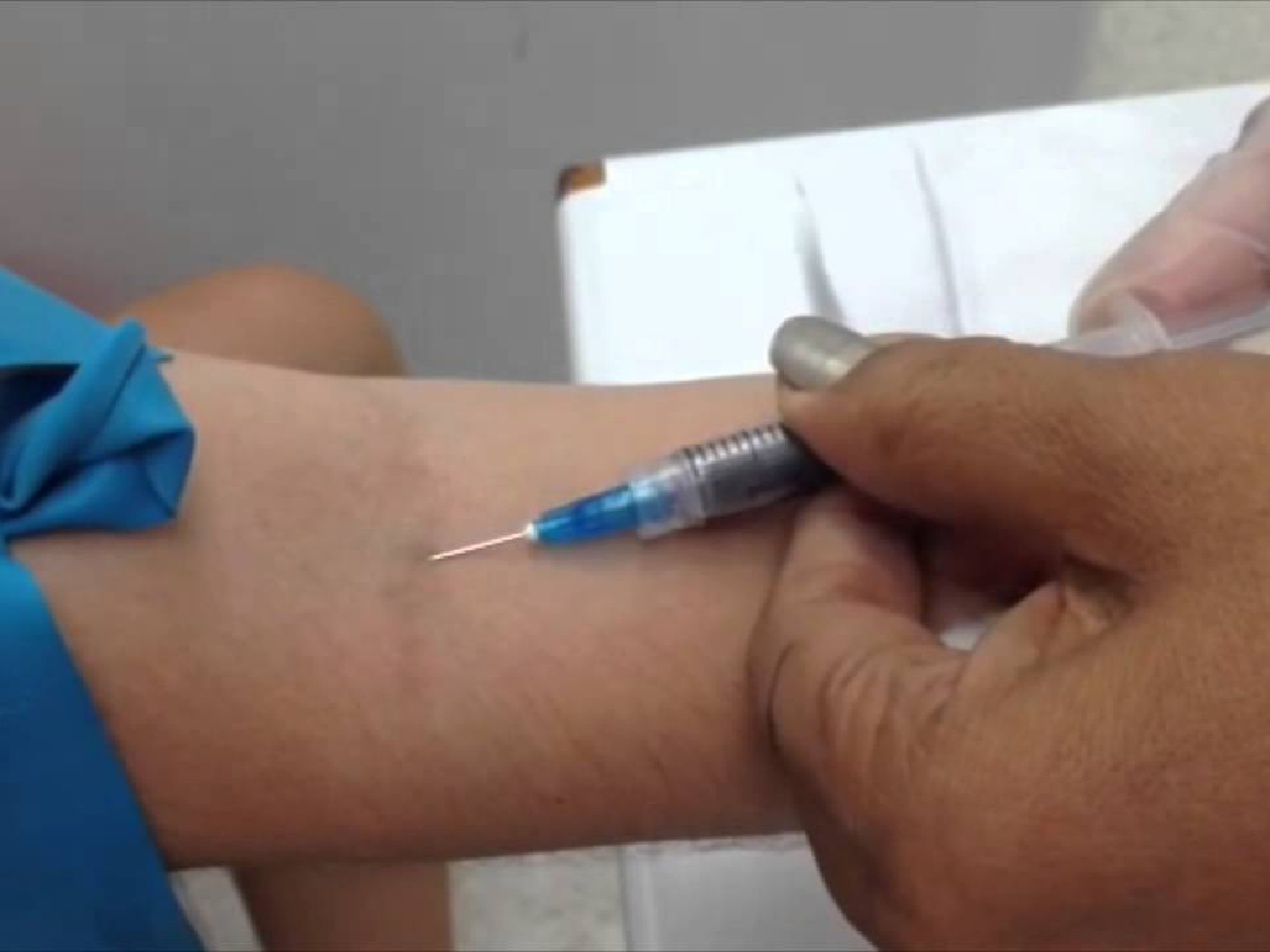 Dinamarca: le sacaba sangre a su hijito todas las semanas y la tiraba por el inodoro