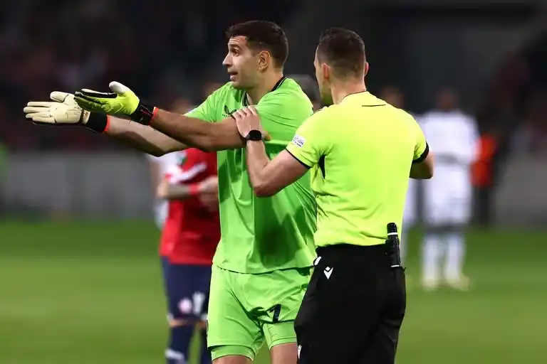 La Federación Internacional de Fútbol Asociación sancionó al arquero argentino Emiliano Martínez.