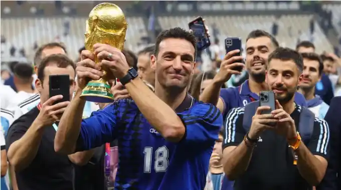 Lionel Scaloni con la copa del mundo.