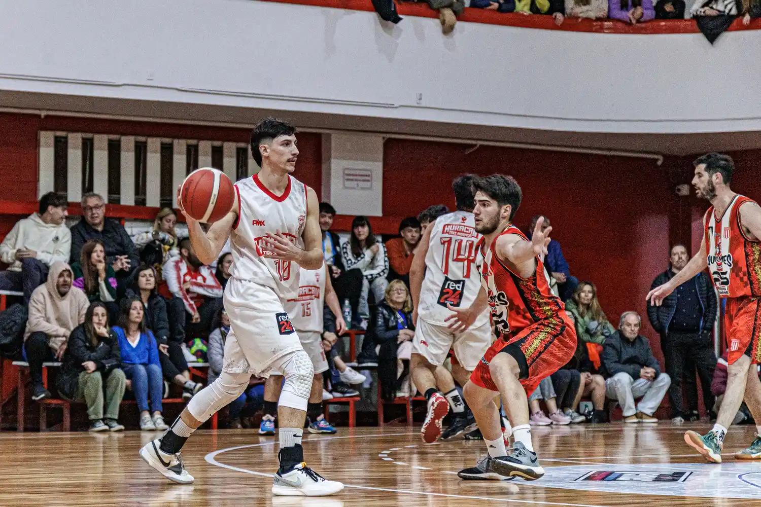 Oficial de básquet: Huracán se quedó con el clásico y el “1”