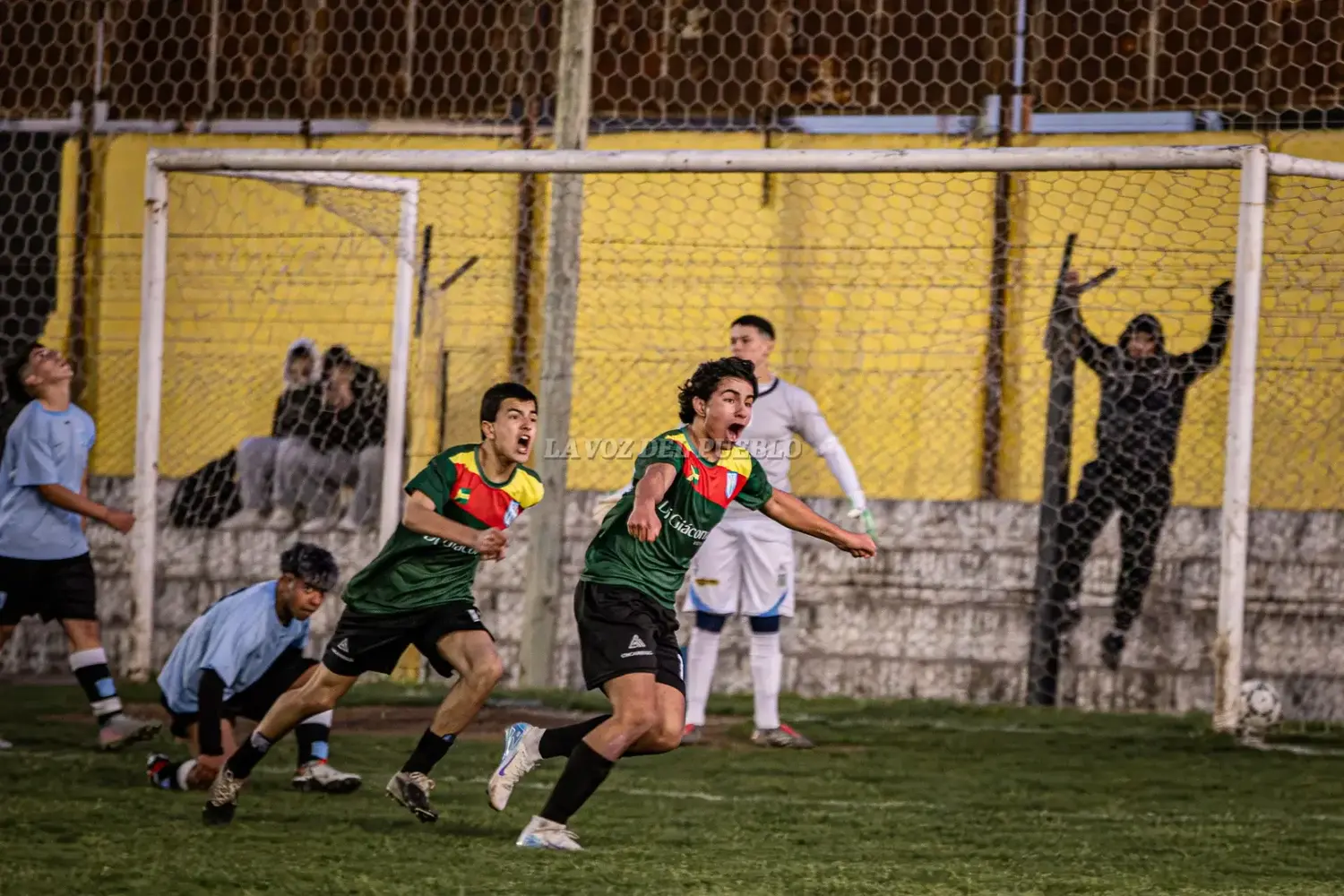 Juan Borioni festeja el gol que abrió la marca en el Catale, lo sigue Benjamín Barile Pedone