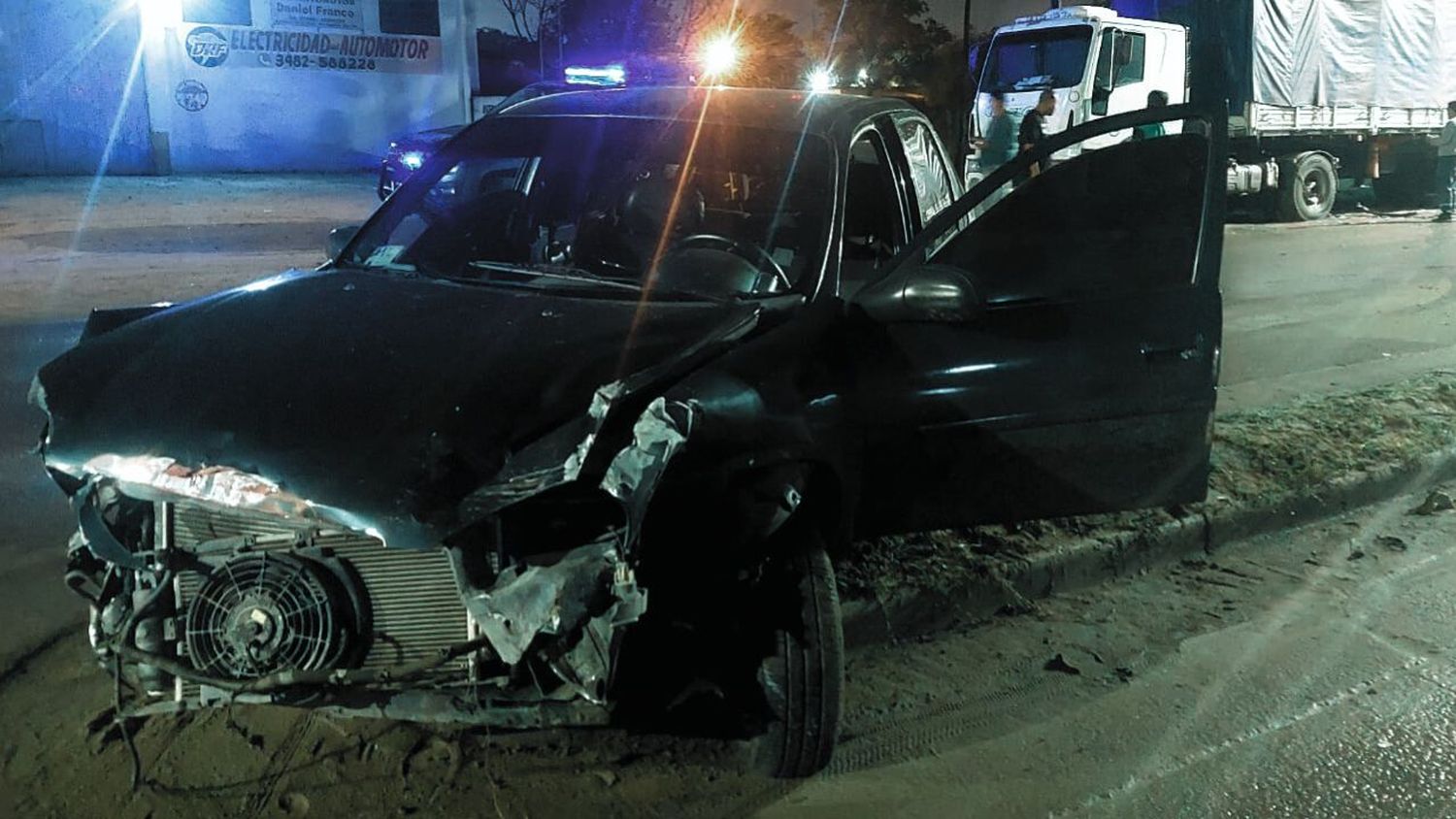 Un auto se quedó sin frenos e impactó contra un camión