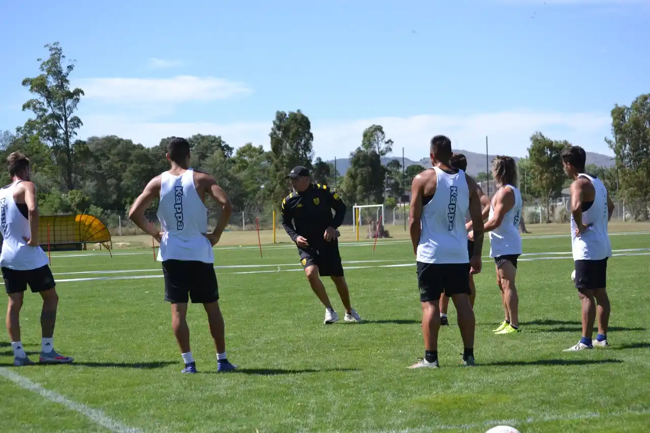 Cejas, explicando un ejercicio en la práctica de Santamarina.