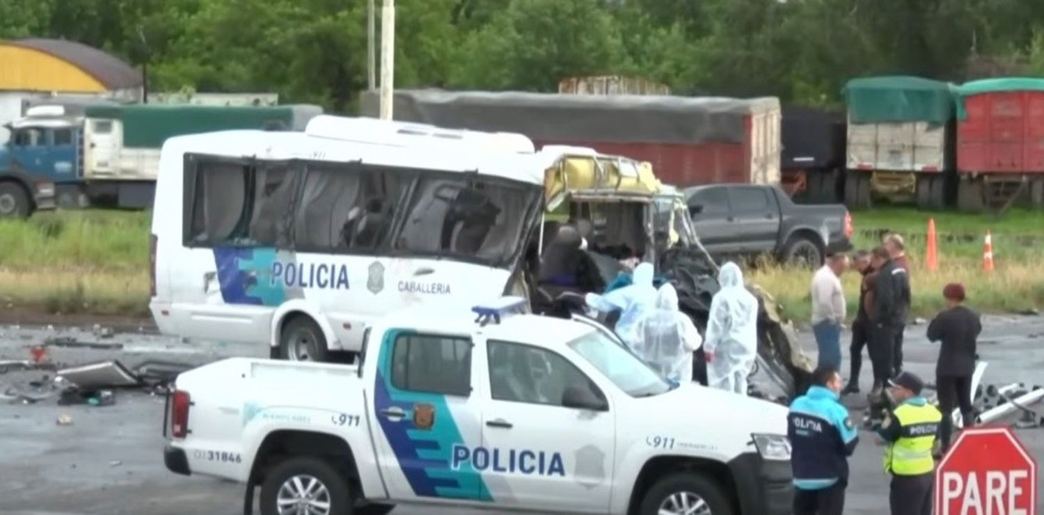 Así quedó la combi de la policía donde murieron cuatro efectivos en Carmen de Areco. Foto: captura TV