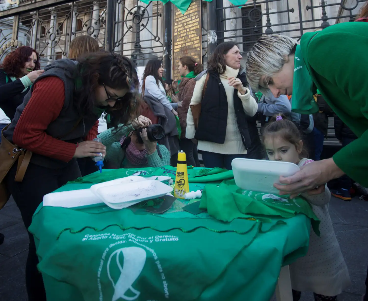 Militantes a favor y en contra del aborto se movilizaron ayer