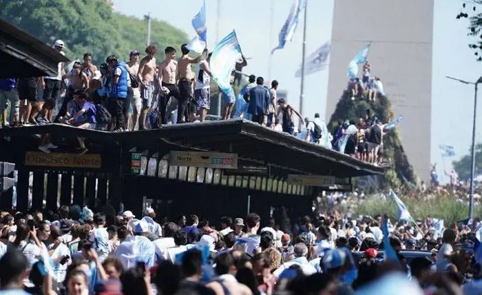 Murió un joven tras caer de un techo durante los festejos