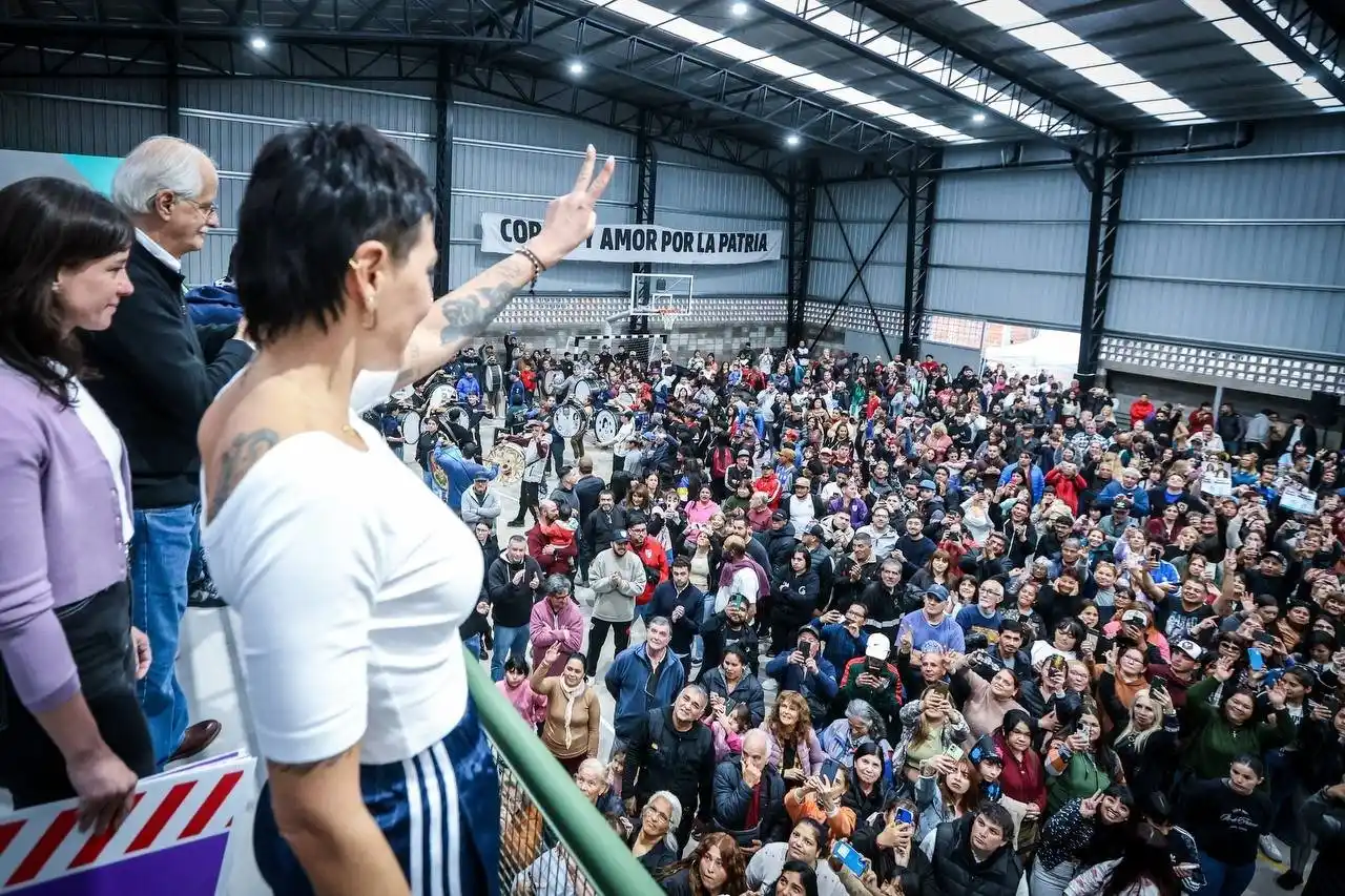 Taiana junto a Mayra Mendoza