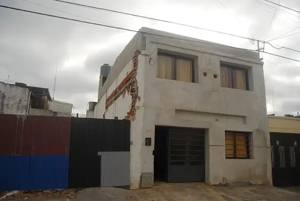 Obras linderas destruyeron parte de su casa y nadie se hace cargo 