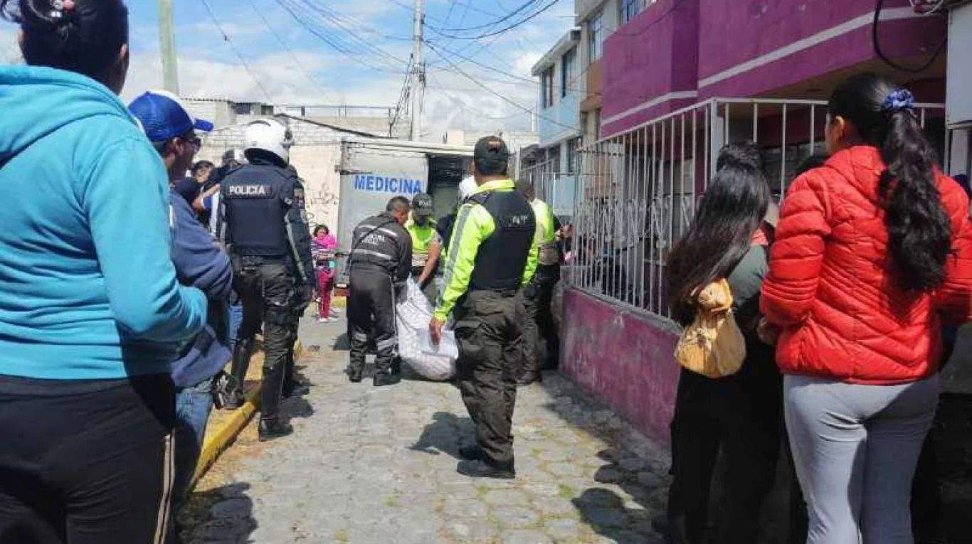 Quito: una pareja murió al caer de una terraza