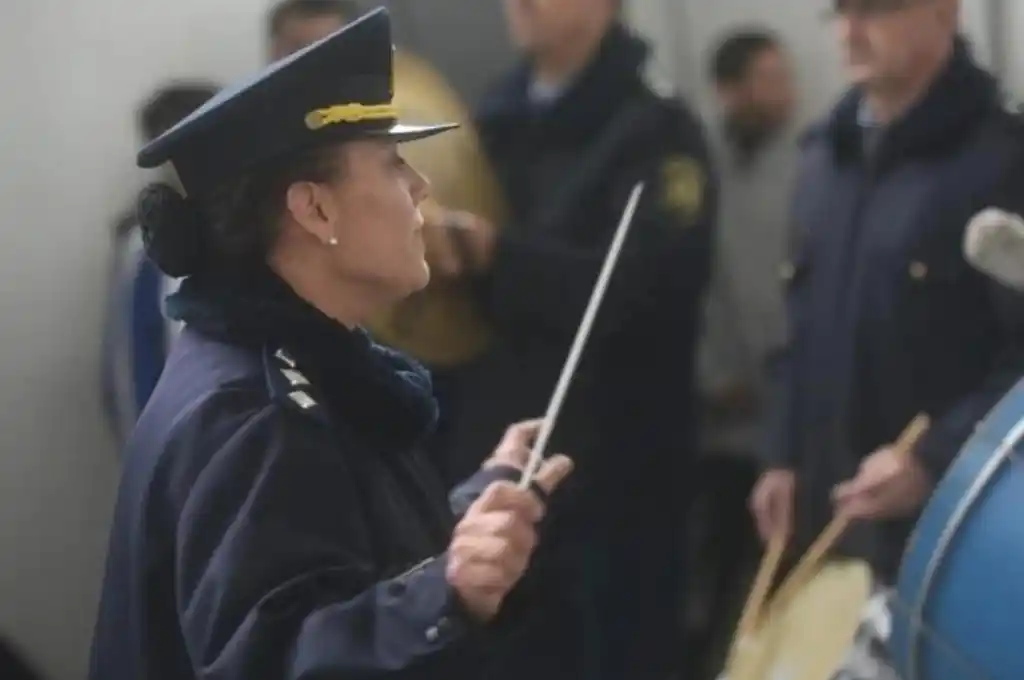 Santa Fe: una mujer dirigió por primera vez la Banda Sinfónica de la Policía en un acto histórico