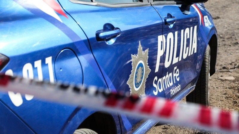 Los agentes y el móvil recibieron piedrazos de los vecinos.