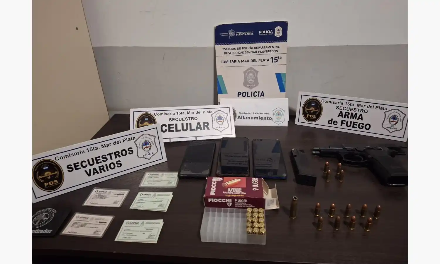 El arma utilizada y gran cantidad de municiones fueron secuestradas por personal policial.