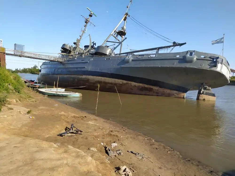 Por la bajante del río Paraná, se escoró el ARA Irigoyen