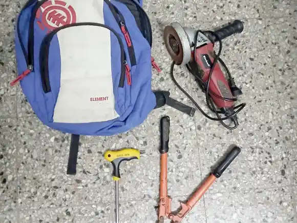 Vecinos capturaron a menores que intentaban robar motos