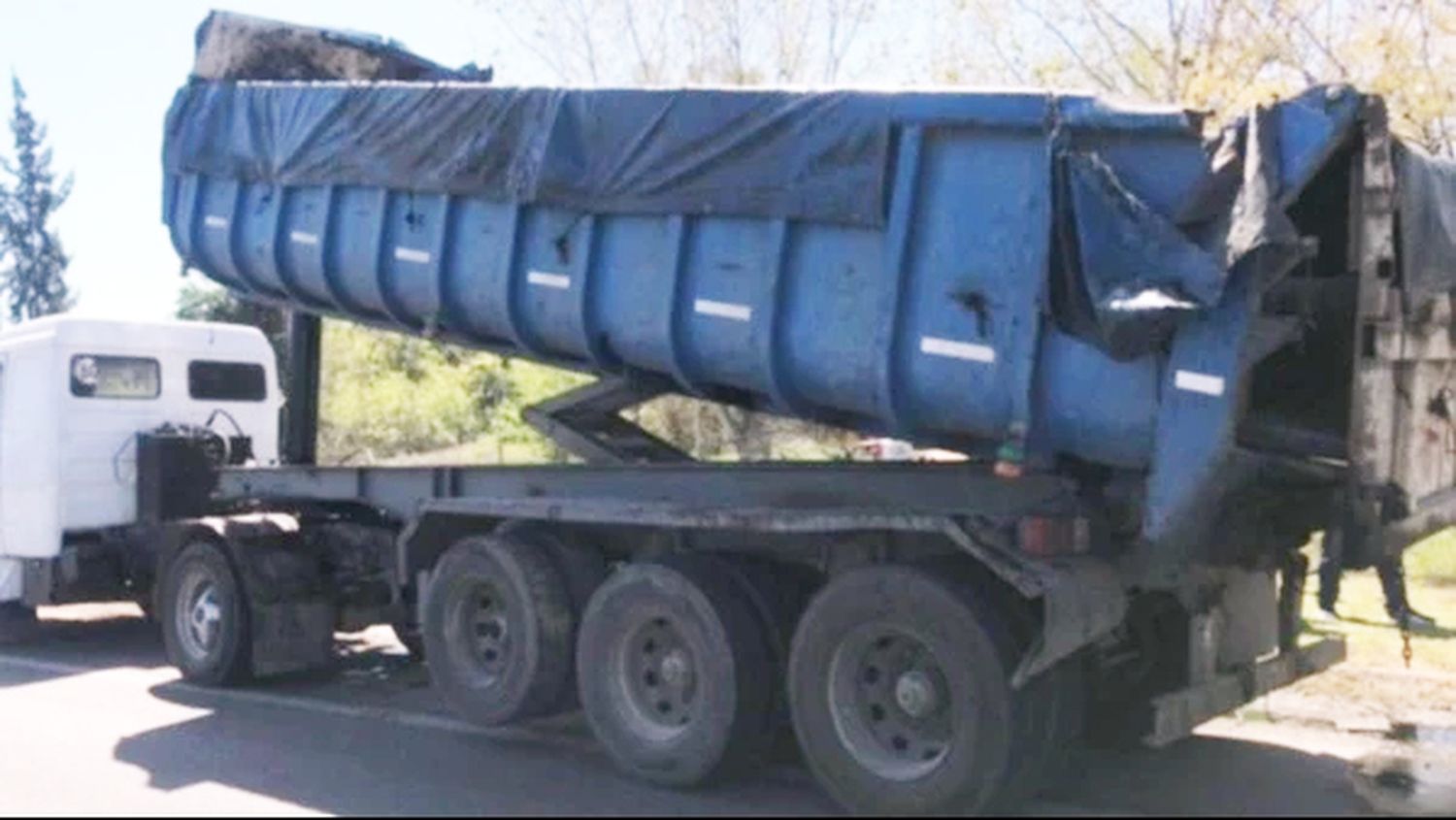 El camión llevaba un semirremolque que quedó enganchado de la estructura