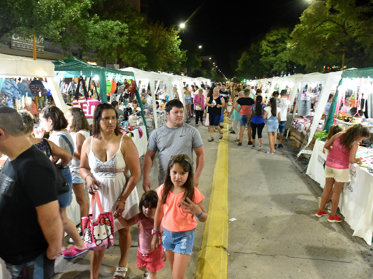 Con una variada grilla de artistas, la peatonal vuelve a convocar este domingo 