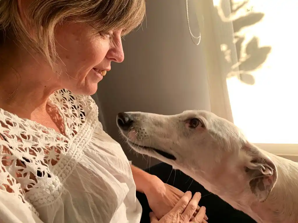 “Cuando los perros nos miran a los ojos liberamos oxitocina, la hormona del apego”
