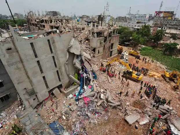 Más de 400 muertos por el derrumbe de un edificio en Bangladesh