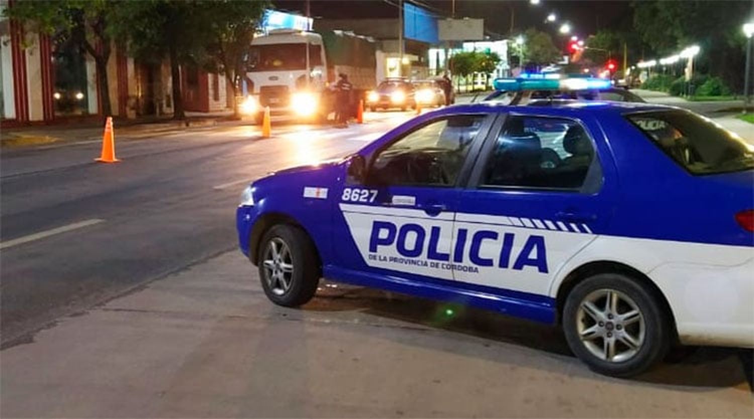 Un joven de Arroyito murió tras impactar su moto contra un carro