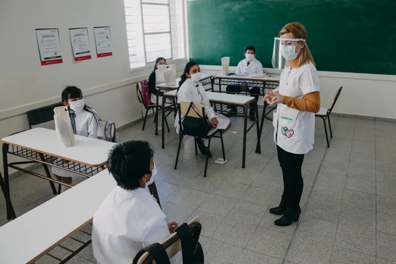 Vacunarán a docentes en febrero para que las clases se inicien "con mayor presencialidad"