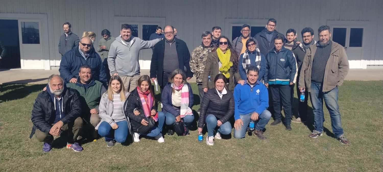 Directivos y docentes de la EETP N° 483 en su visita al Parque Industrial "La Victoria".