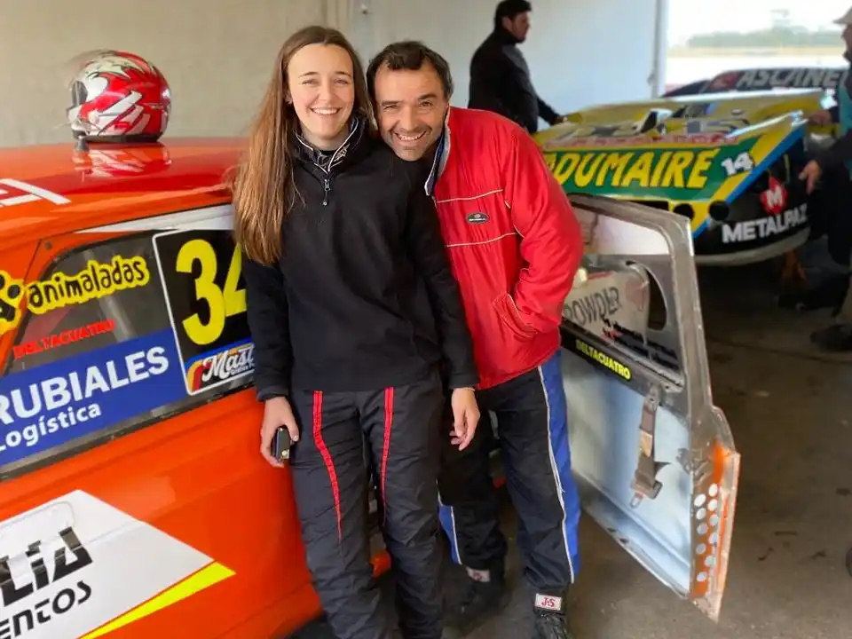 Faustina junto a Gabriel Castejón, su padre, durante un fin de semana de carreras