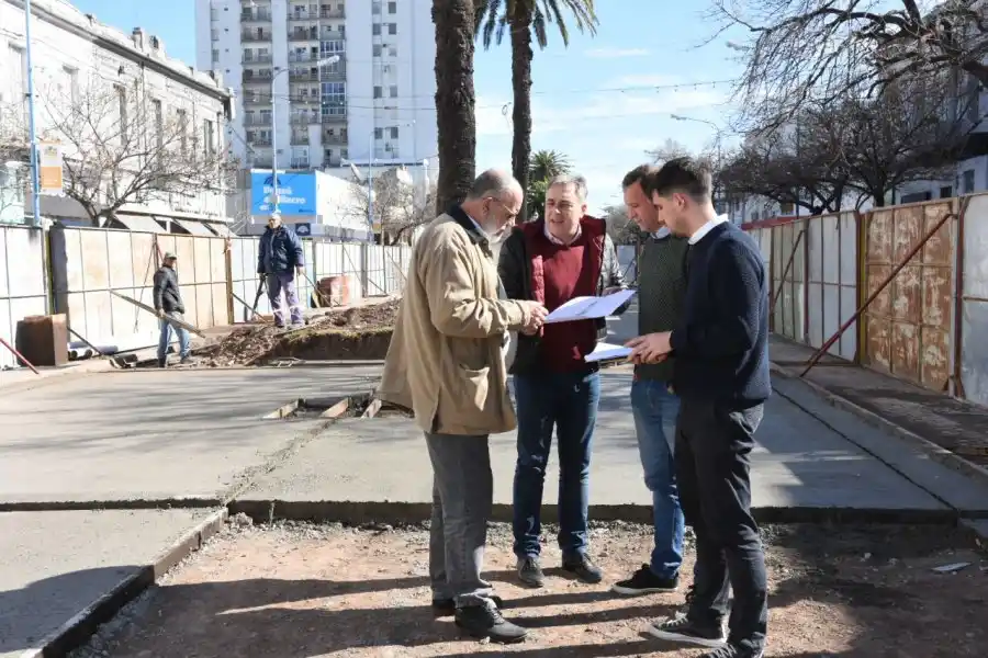 El Intendente recorrió la obra de refuncionalización de los canteros de bulevar Santa Fe