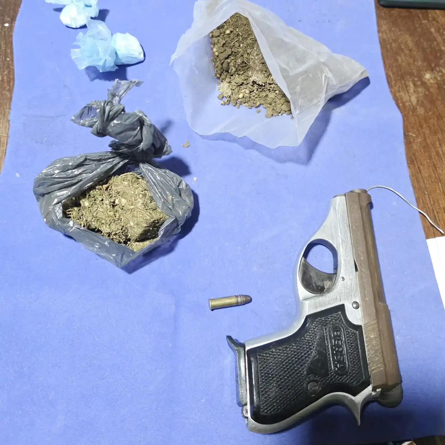 Allanamientos positivos: secuestran armas, drogas y detienen a dos personas