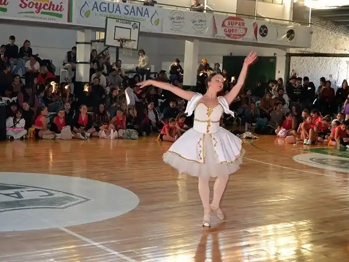 Nadia Muzyca en Gualeguay: la primera bailarina que inspira a nuevas generaciones
