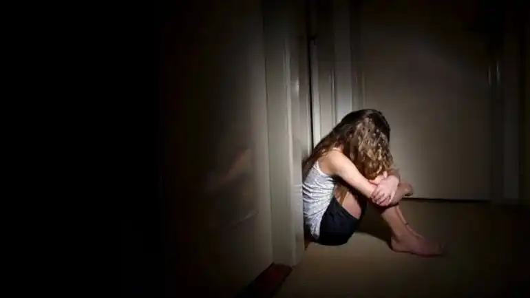 Detuvieron a un hombre que violó a su hijastra y a seis amigas más en un pijama party