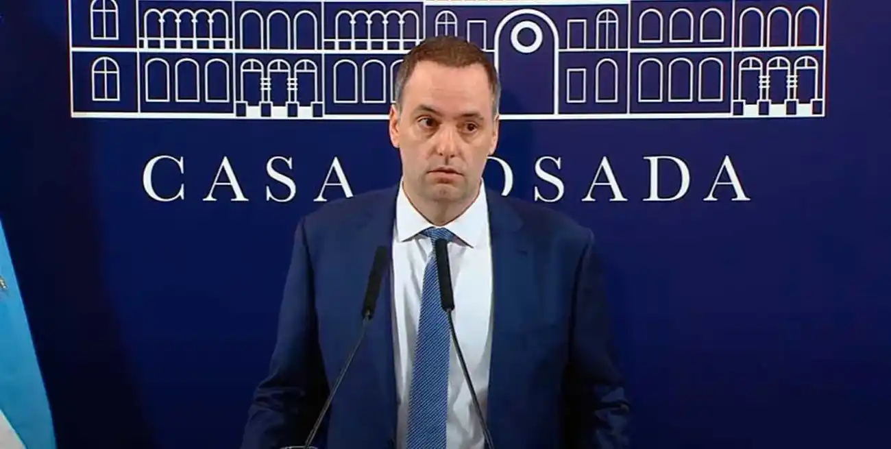 Adorni abrió la jornada con una conferencia de prensa. Prometió que serían diarias.