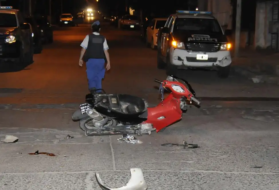 Choque entre motocicleta y auto dejó a dos jóvenes heridos e internados