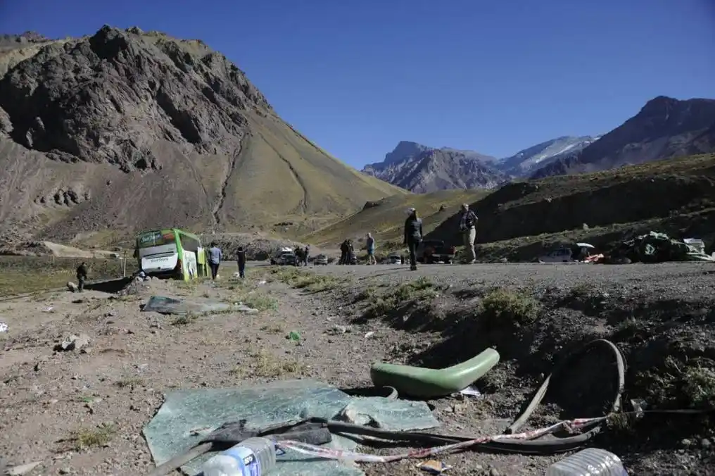 Tragedia en Perú: al menos 22 fallecidos tras volcarse un autobús