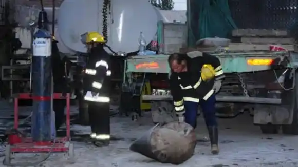 Dos hombres sufrieron  quemaduras tras una explosión cuando soldaban