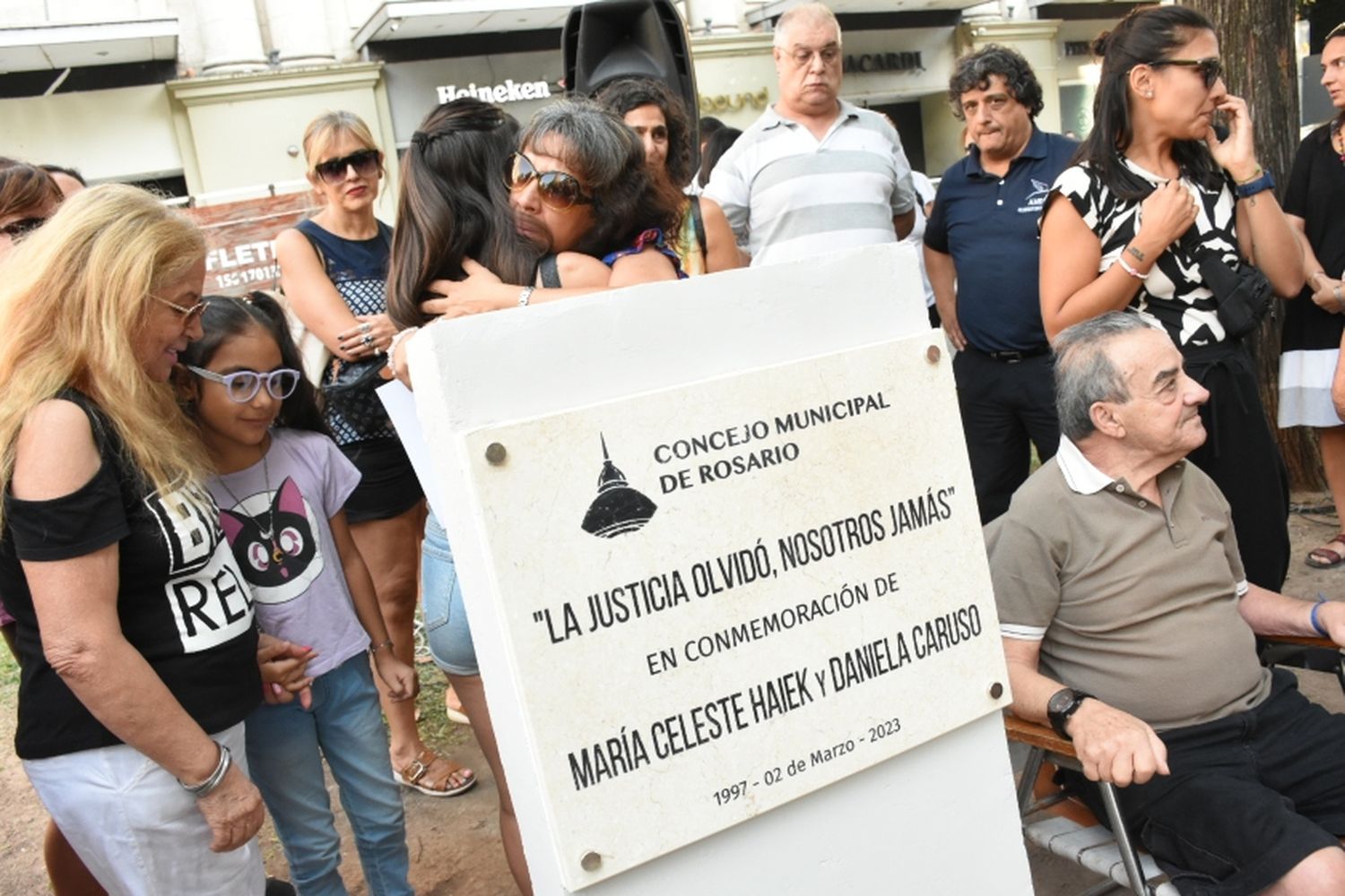 Colocaron una placa en memoria María Celeste Haiek y Daniela Caruso, víctimas de Sebastián Pira