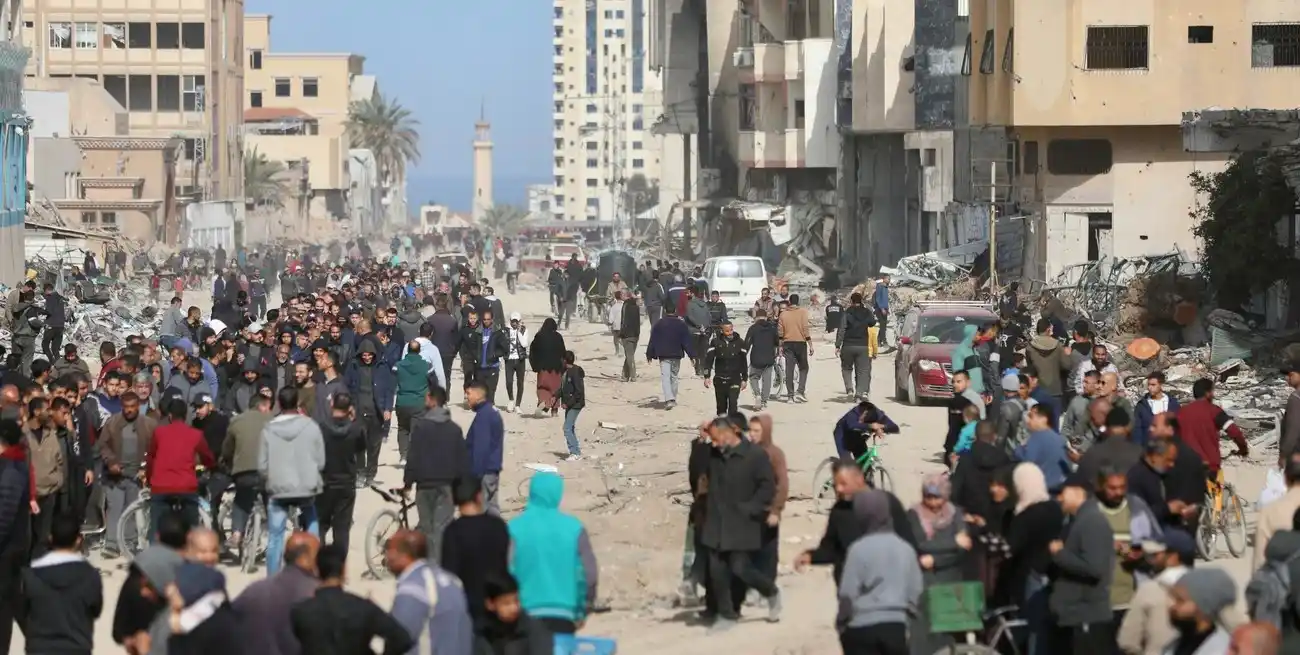 Palestinos en la Ciudad de Gaza, esperando por la colaboración internacional. Crédito: Xinhua/Mohammed Ali