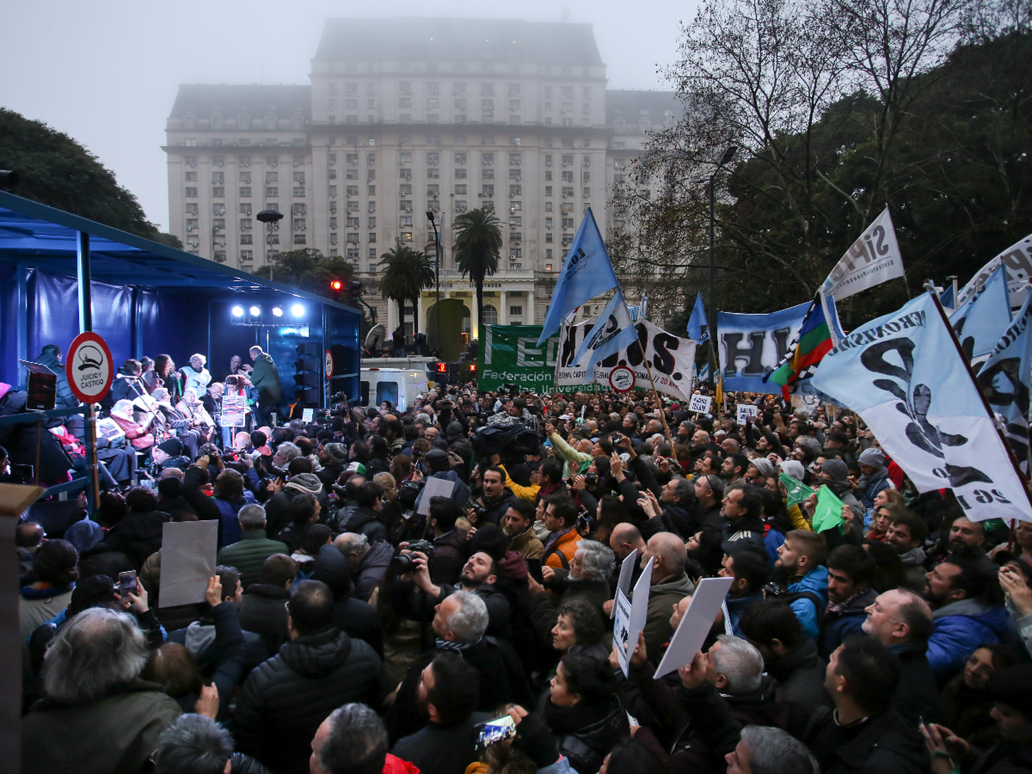 Masiva protesta frente al Edificio Libertador en contra del decreto de Macri sobre las FFAA