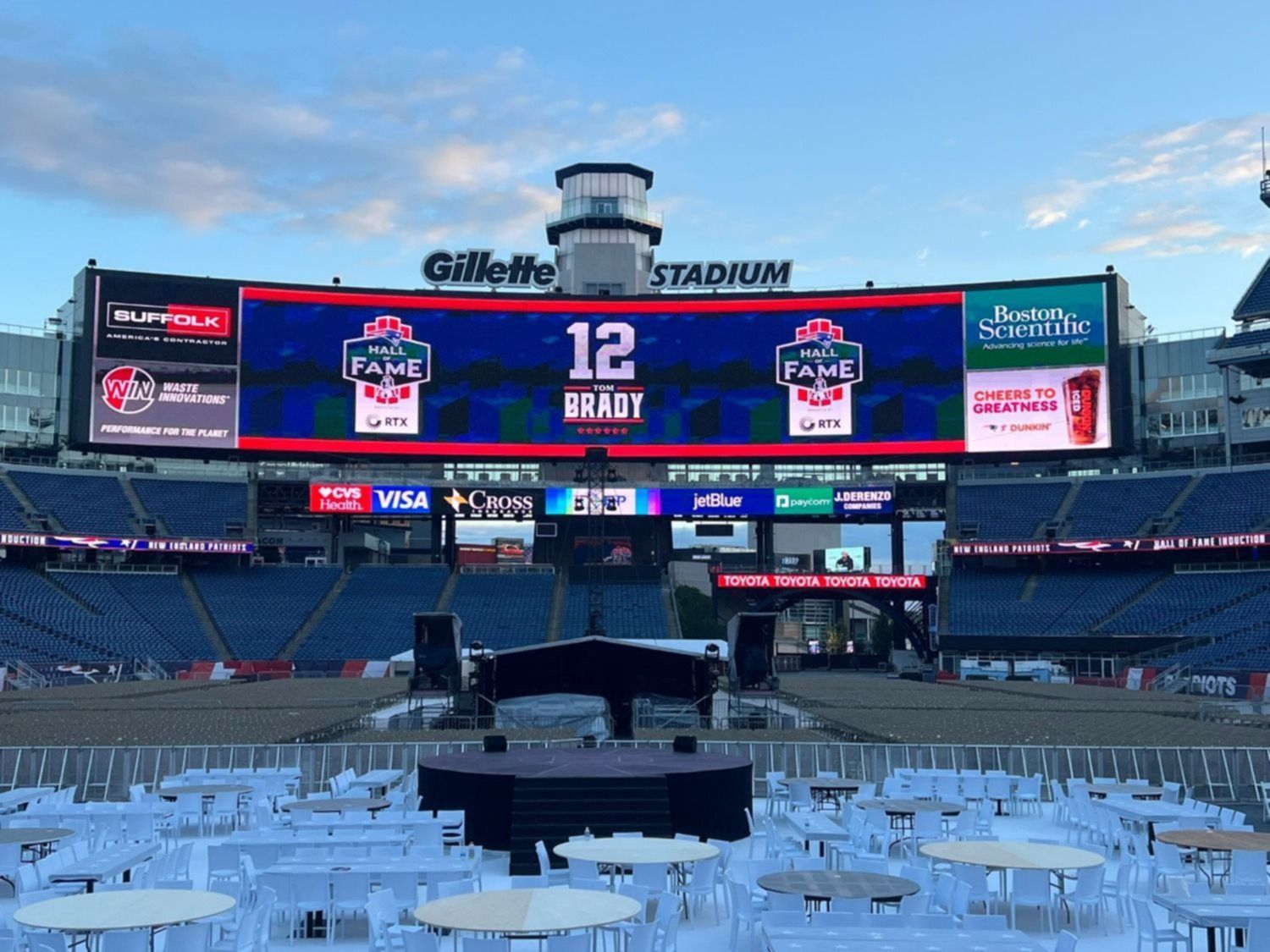 Tom Brady lloró de emoción en una noche que le rindió homenaje