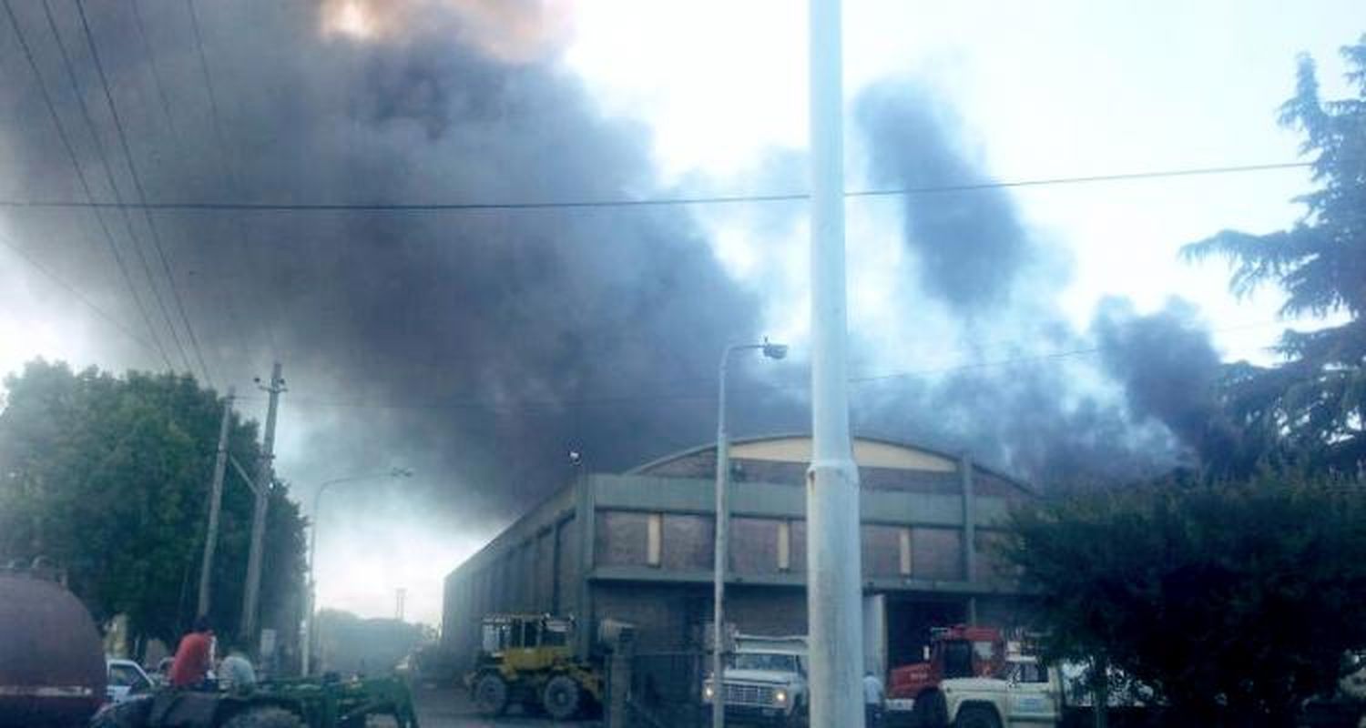 Peligroso incendio en la empresa Frutales