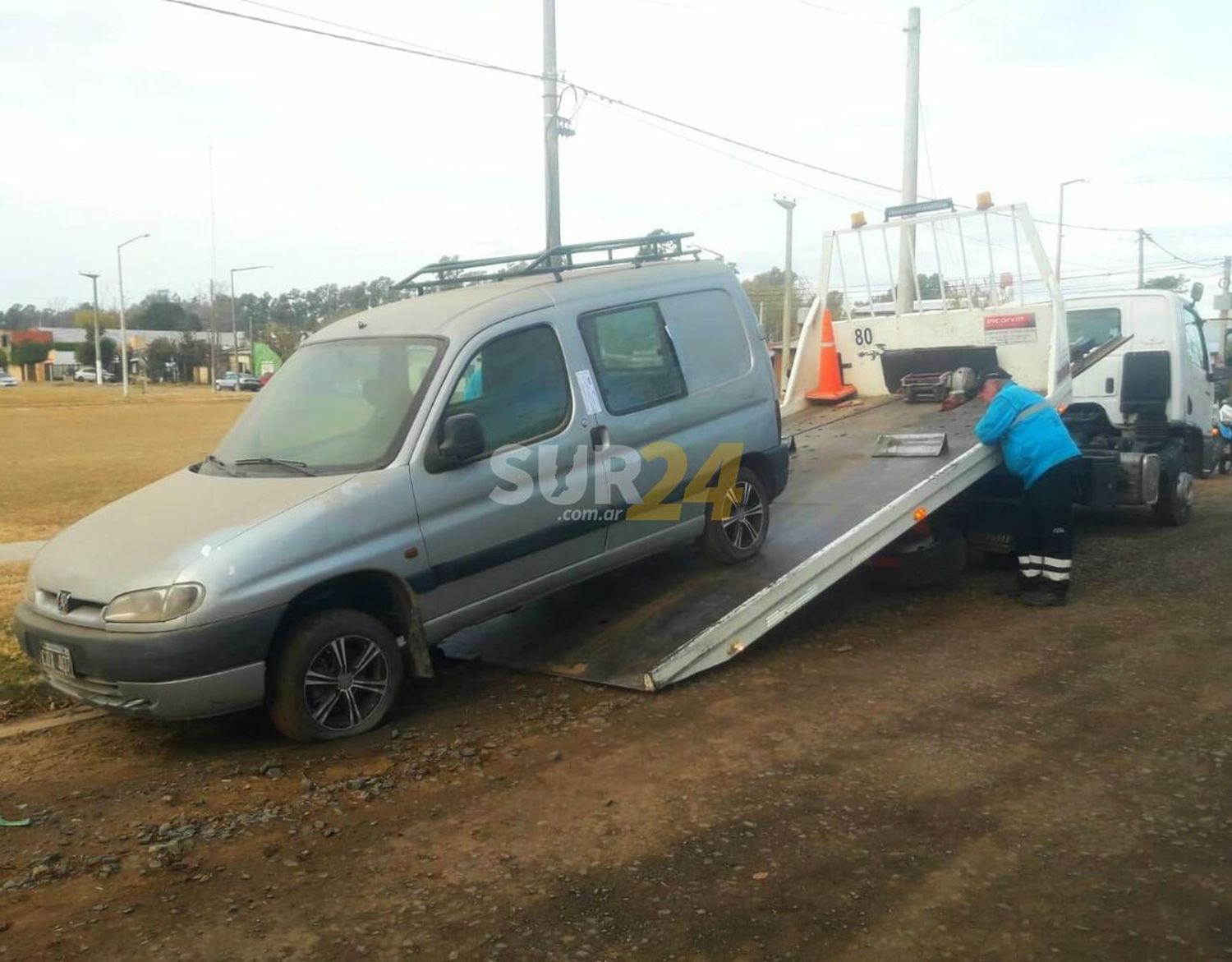 El gobierno municipal continúa con el retiro de autos abandonados en la vía pública 