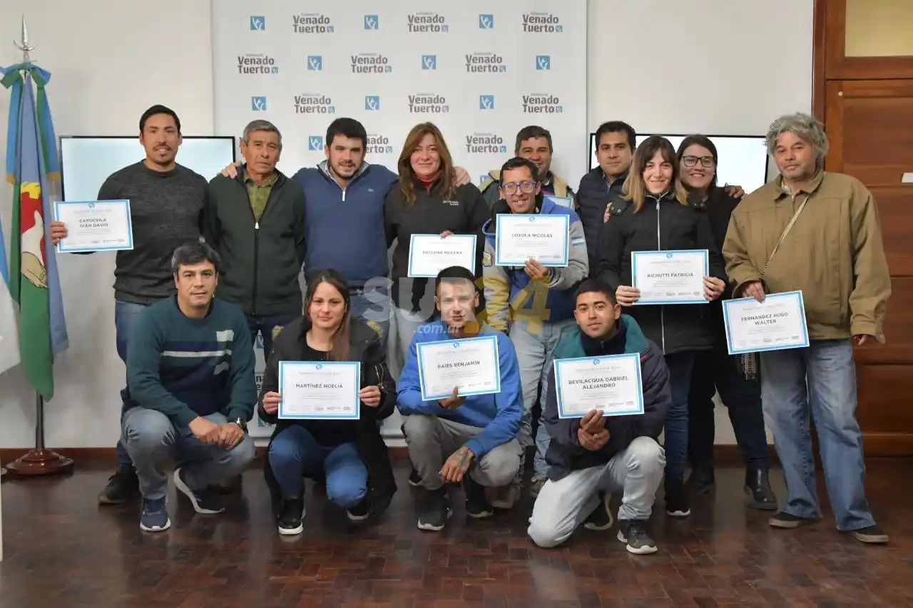 Entrega de certificados a participantes en Curso de Albañilería 