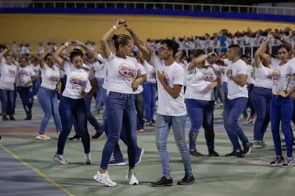 VENEZUELA SE LLENA DE ORGULLO por obtener el Récord Guinness con la rueda de salsa casino más grande