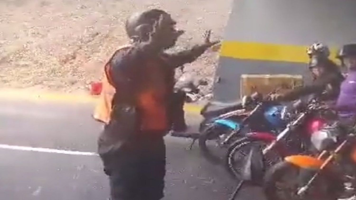 ¡UNA SOLA PIEDRA NO HACE MONTAÑA! MOTORIZADOS SE BURLAN DE POLICÍA que cumplía con sus funciones en autopista de Caracas (+VIDEO)