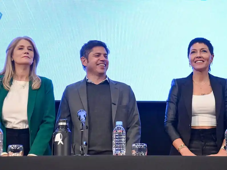 Kicillof y Mayra Mendoza sellan la primera foto de unidad del peronismo bonaerense en Quilmes.