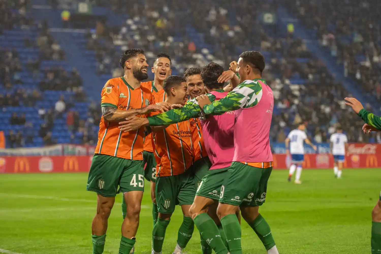 Banfield festeja el gol del juvenil Rivera.