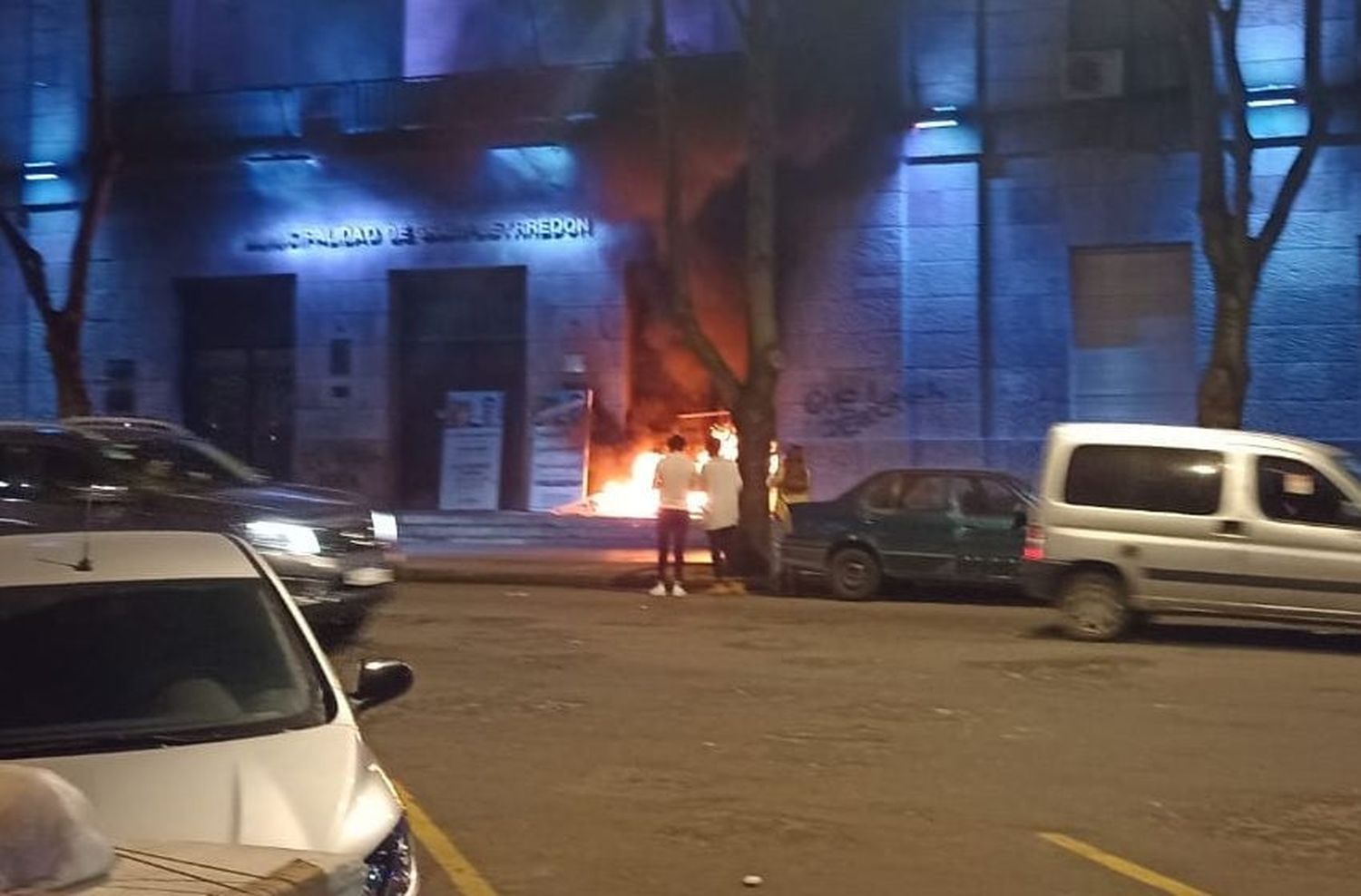 VIDEO: incendio en la puerta de la Municipalidad por la muerte de un manifestante en el Obelisco