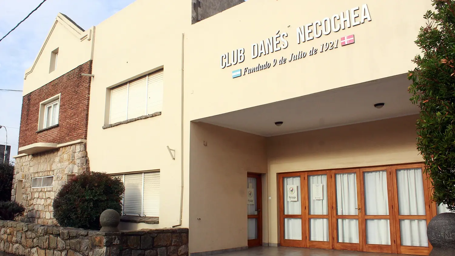 En 42 y 55. Tiene la sede el Club Danés desde hace más de 100 años