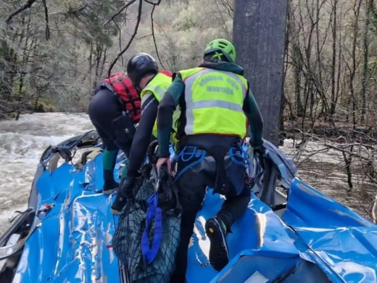 Seis muertos y dos heridos al caer un colectivo a un río en España