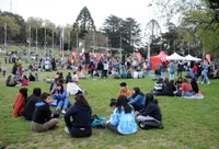 La llegada de la primavera reunió una multitud, que bailó y celebró en la Plaza de las Banderas